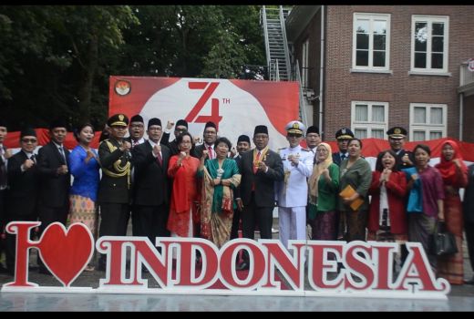 Diguyur Hujan, Upacara Bendera di Den Haag Berlangsung Khidmat - GenPI.co