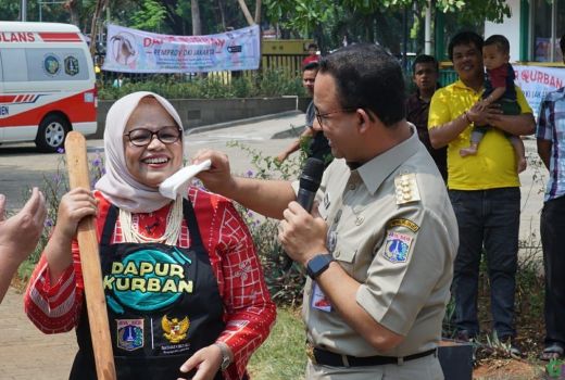 Anies Pantau Dapur Qurban, Sempatkan Lap Keringat Sang Istri - GenPI.co