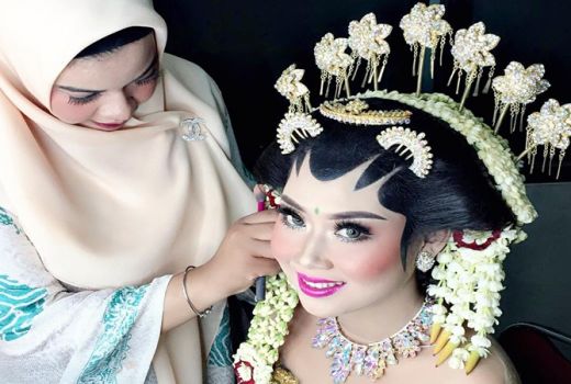 Ade Irena Diguyur Cuan Lewat Profesi MUA  - GenPI.co