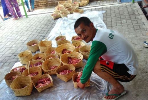 Ambil Jatah Daging Kurban, Warga Dusun Pesindon Gunakan Besek - GenPI.co