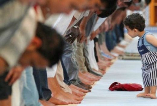 Foto-Foto Bocah Belajar Salat tapi Salah Kiblat Bikin Hela Nafas - GenPI.co