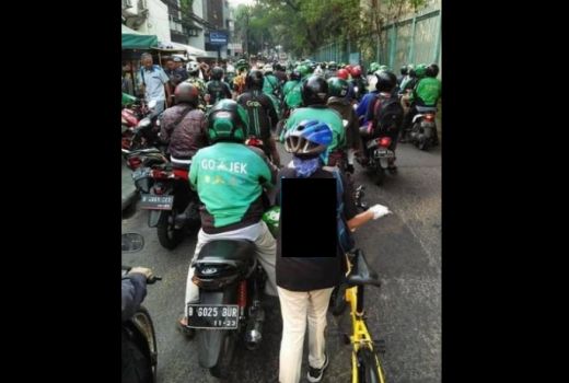 Ngeluh Macet? Emak-Emak Ini 'Menamparmu' Lewat Tulisan di Kaosnya - GenPI.co