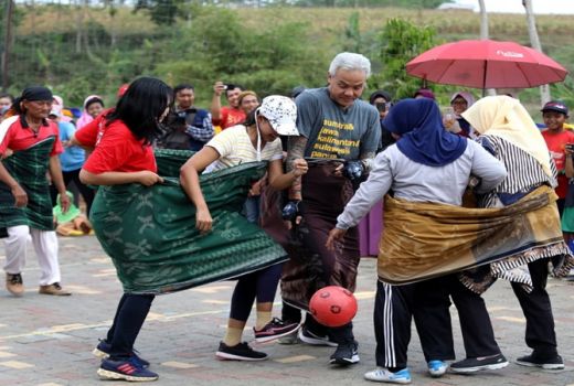 Warga Ngakak Nonton Ganjar Ikutan Lomba Futsal Bareng Emak-emak - GenPI.co