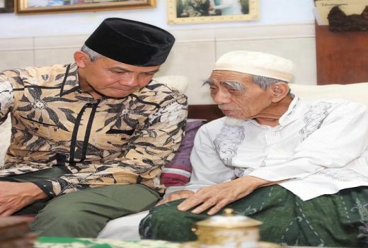 Mengenang Mbah Maimun, Ganjar: Saya Diajak Sholat di Kamarnya - GenPI.co