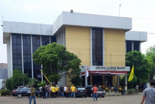 Mencekam, Kantor DPP Golkar Dilempar Bom Molotov - GenPI.co