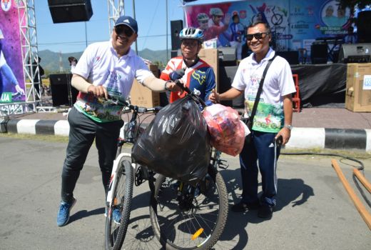 Kumpulkan Sampah Sembari Gowes Orang ini Dihadiahi Sepeda - GenPI.co
