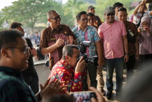 Resmikan Pameran Fotografi, Gubernur Riau Diminta Menjepret - GenPI.co