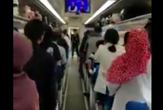 Terharu, Indonesia Raya Berkumandang, Penumpang KA Berdiri Tegak - GenPI.co