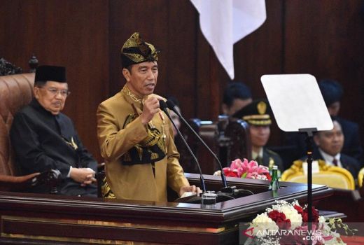 Gunakan Busana Sasak, Jokowi Jadi Rebutan Selfie Anggota Dewan - GenPI.co
