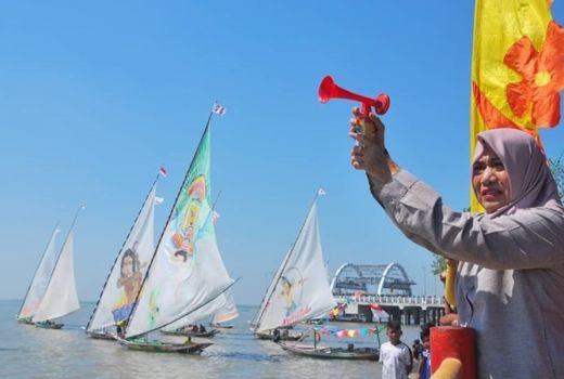 Festival Perahu Layar Pikat Wisatawan di Kota Pahlawan - GenPI.co