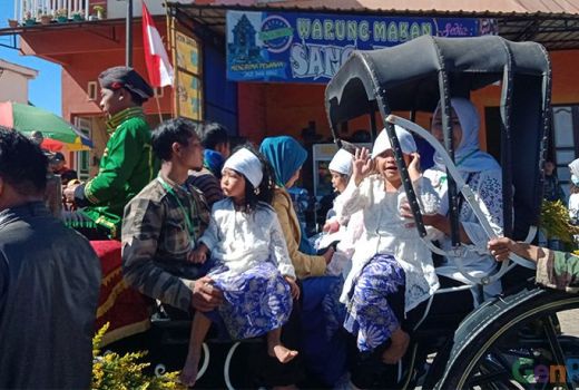 Kirab Anak Gimbal Jadi Prosesi Awal Pemotongan Rambut Gembel - GenPI.co