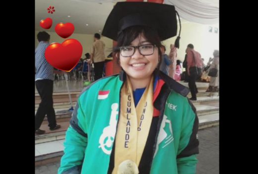 Viral, Driver Ojol Cantik Lulus Cum Laude di UNDIP Semarang - GenPI.co