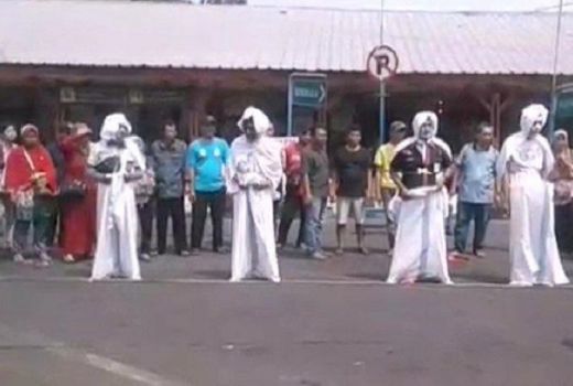Hah, Ada Pocong Balap Karung di Terminal Kalideres - GenPI.co