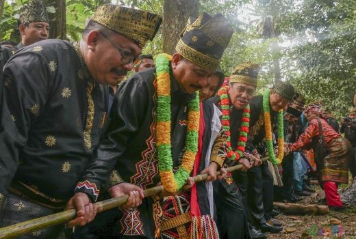 Maelo Jalur, Ritual menyeret Batang Kayu di Kuansing, Riau - GenPI.co