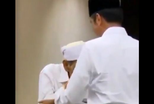 Momen Mbah Moen Cium Tangan ke Jokowi, Bukti Akhlaknya Tinggi - GenPI.co