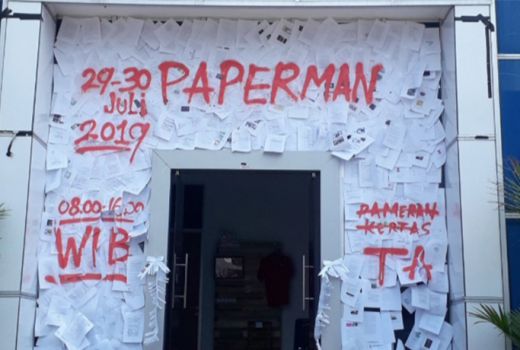 Unik, RIbuan Kertas Revisi Tugas Akhir Mahasiswa Ini Dipamerkan - GenPI.co