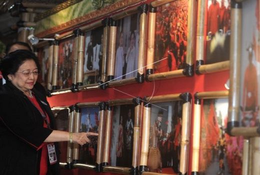 Ketika Megawati Menunjuk Foto Dirinya Bersama Prabowo - GenPI.co