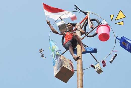 Sisi Kelam Panjat Pinang, Digunakan Belanda Demi Mengejek Pribumi - GenPI.co