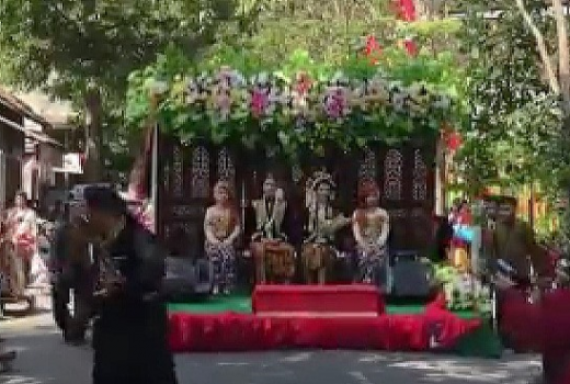 Viral Pelaminan Berjalan di Jatim: Semua Harus Tahu Aku Nikah - GenPI.co