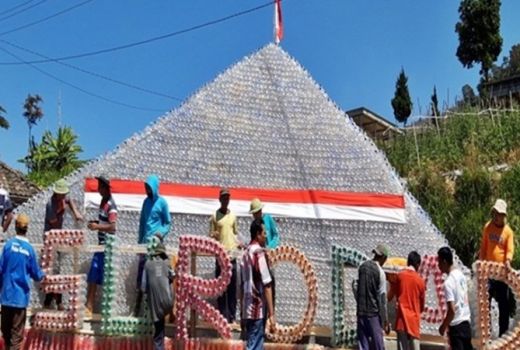 Piramida Ini Dibuat dari Sampah Botol Plastik Pendaki Merbabu - GenPI.co