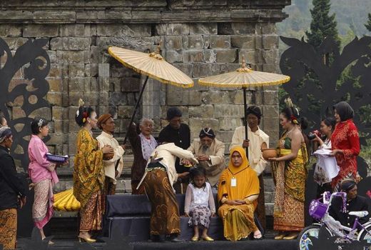 11 Anak Ikuti Ruwatan Potong Rambut Gimbal - GenPI.co