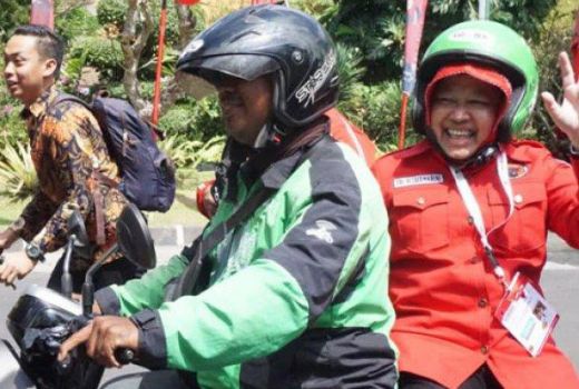 Hindari Macet, Bu Risma Datang ke Kongres V PDIP Naik Ojol - GenPI.co