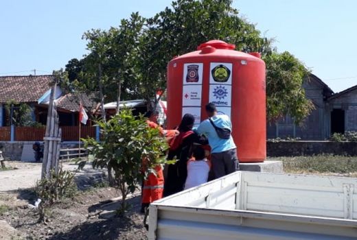 Relawan Cepu Blora Dirikan Tandon Air di Lokasi Kekeringan - GenPI.co