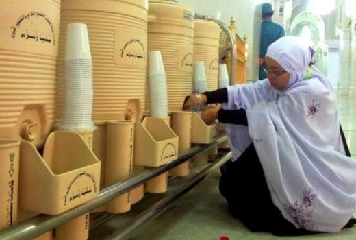 Pulang 17 Agustus, Jemaah Haji Dilarang Bawa Air Zamzam di Koper - GenPI.co