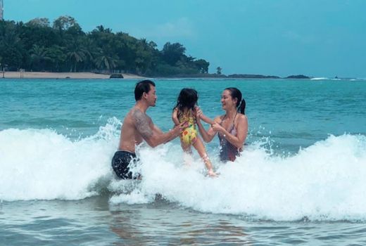 Pantai Sukses Bikin Atiqah Hasiholan dan Rio Dewanto Jatuh Cinta - GenPI.co