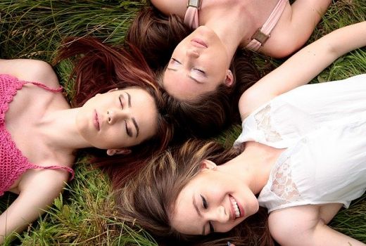 Reaksi  Konyol 12 Zodiak Saat Sahabatnya Ulang Tahun - GenPI.co