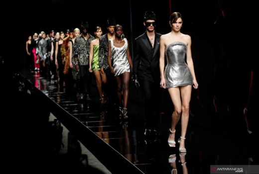 Di Pekan Mode Milan, Versace Usung Konsep Kesetaraan Gender - GenPI.co