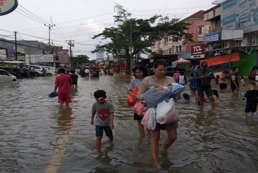 Ciledug Masih Banjir 1 Meter, Akses ke Jakarta Terputus  - GenPI.co