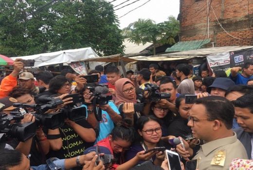 Warga Korban Banjir Curhat, Anies Baswedan Bilang Sabar... - GenPI.co