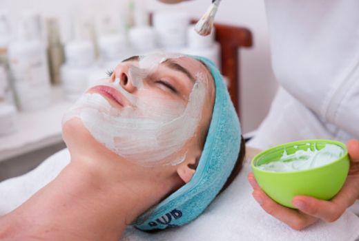 4 Cara Salah Pakai Masker, Dampaknya Buruk untuk Kulit Wajah - GenPI.co