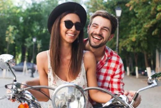 Lebih Enjoy Mana, Pacaran Naik Mobil atau Motor? - GenPI.co
