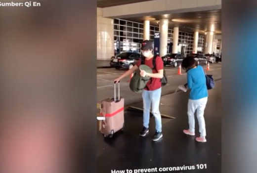 Takut Kena Corona, Seorang Ibu Semprotkan Disinfektan ke Anaknya - GenPI.co