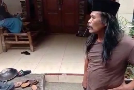 Pak RT Kesal, Kerumunan Emak-emak Dilempari Wajan Sampai Bubar - GenPI.co