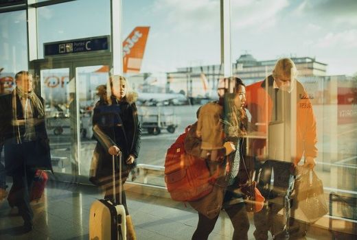 Mirip Film Terminal, 3 Orang ini 2 Bulan Tertahan di Bandara - GenPI.co