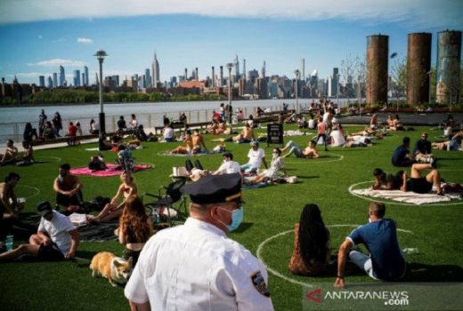 Nekat Plus Oon, Corona Mengamuk Malah Liburan di Pantai - GenPI.co