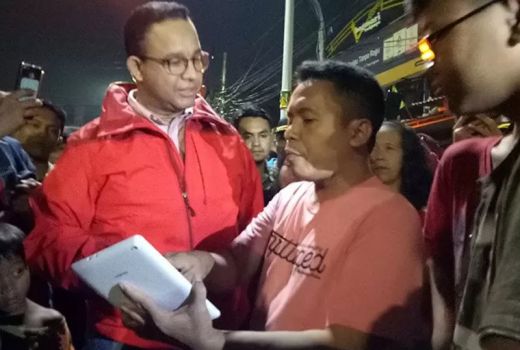 Emak-Emak Nangis di Depan Anies Baswedan: Pak, Tolong - GenPI.co
