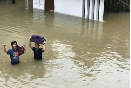 Banjir Jakarta, Rian D’Masiv Panggul Tas di Tengah Air Sepinggang - GenPI.co