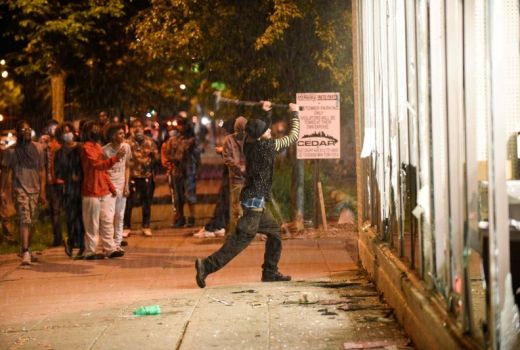 Satu Kota Rusuh Buntut Kekerasan yang Dilakukan Oknum Polisi - GenPI.co