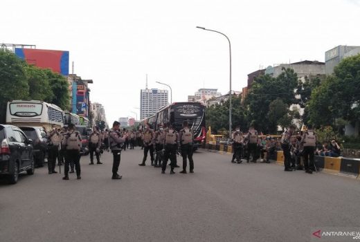 Indikator Politik: Mayoritas Publik Setuju Aparat Semena-mena - GenPI.co