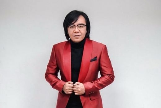 Ahmad Dhani Kuak Tampilan Jadul Ari Lasso, Netizen: John Lennon? - GenPI.co