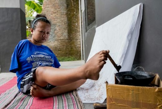 Kisah Ayu Tri Handayani, Si Perajin Batik Tanpa Tangan - GenPI.co