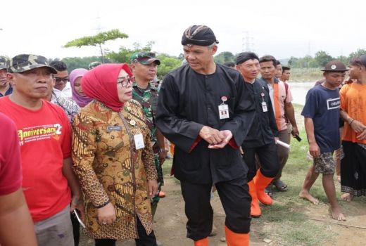 Ganjar Pranowo Kirim Alat Berat ke Lokasi Banjir Grobogan - GenPI.co