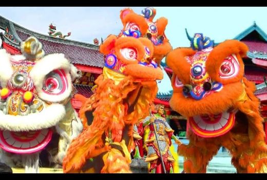 Makna di Balik Penampilan Barongsai Makan Angpao Saat Imlek - GenPI.co