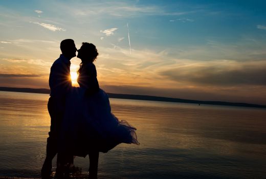 Aturan 2/2/2 Bikin Pernikahanmu Bagai Bulan Madu Seumur Hidup - GenPI.co