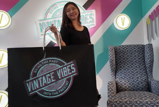 Surga Belanja Barang Bekas Vintage Vibes, Bisa Sambil Selfie Lho! - GenPI.co
