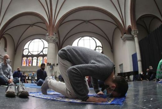Muslim Salat di dalam Gereja, Ternyata ini Sebabnya - GenPI.co